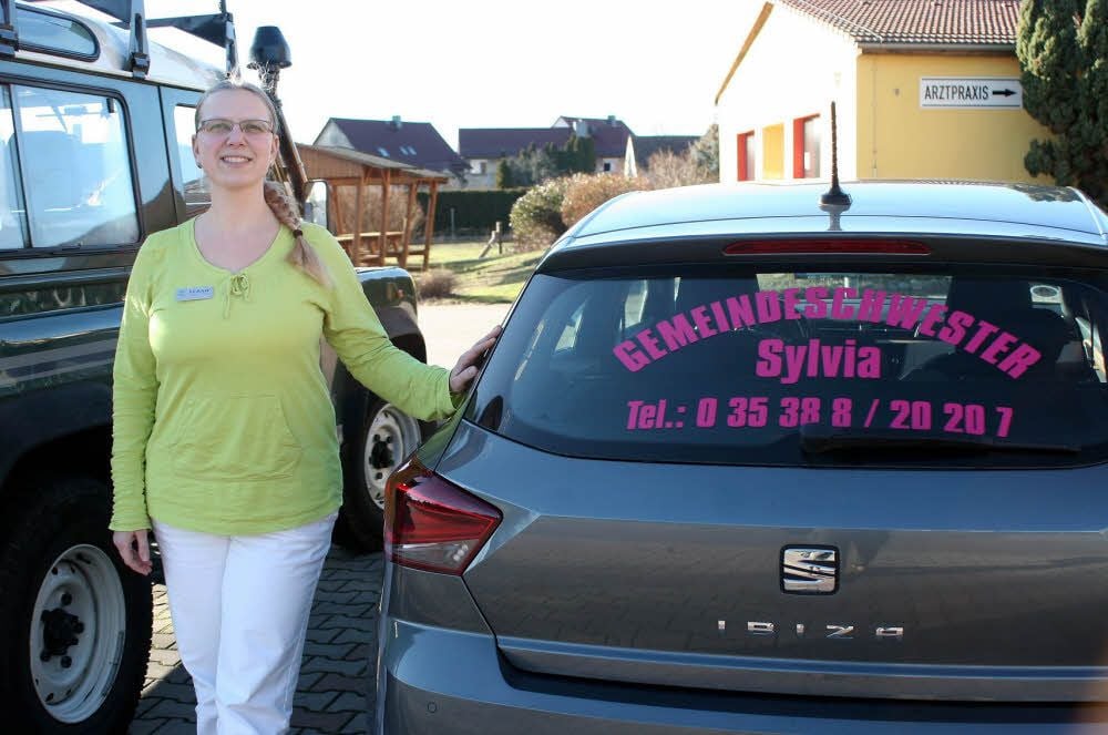 Klödens „Gemeindeschwester“ Sylvia Hahn an ihrem Dienstwagen mit dem markanten roten Schriftzug