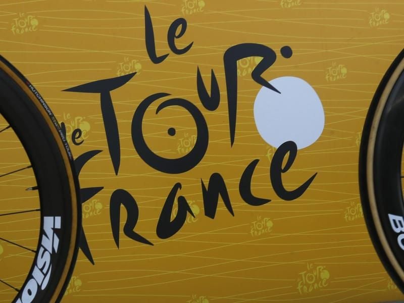 Weiter im deutschen öffentlich-rechtlichen Fernsehen zu verfolgen: Die Tour de France. Foto: Peter Dejong/AP/dpa