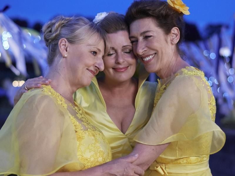 Ulrike (Johanna Bittenbinder), Pia (Karin Thaler) und Gitti Kronlechner (Adele Neuhauser) sind sich ganz nah. Foto: ZDF/Marco Nagel