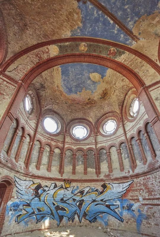 Ein Blick in das gut erhaltene Gewölbe im Inneren der roten St. Stephanskirche in Bernburg-Waldau