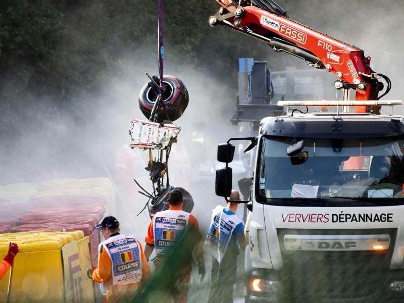 Das Rennwagen-Wrack von Juan Manuel Correa wird nach einem schweren Unfall geborgen. Foto: Remko De Waal/ANP