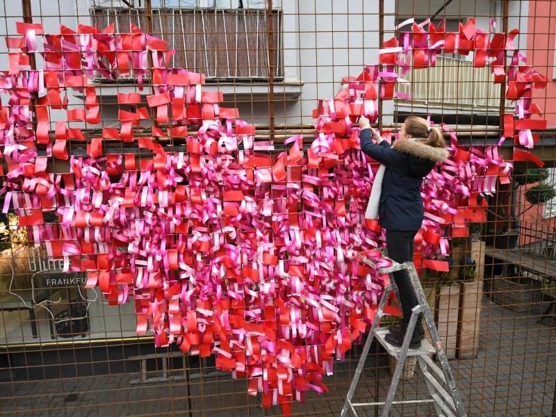 Viele Verliebte machen sich am Valentinstag Geschenke. Andere haben an diesem Tag besonders zu knabbern, weil sie den richtigen Partner vielleicht noch nicht gefunden haben. Foto: Arne Dedert