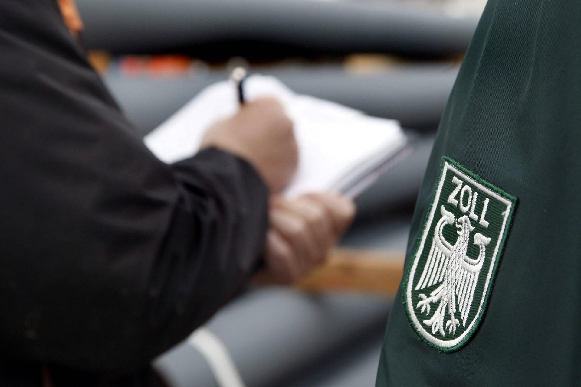 Ein Zollbeamter bei einer Kontrolle