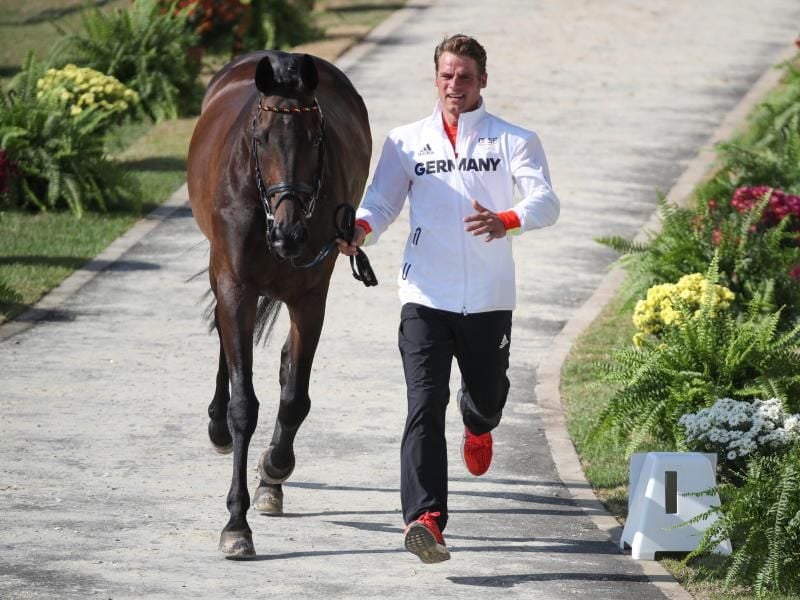 Andreas Ostholt und sein So is et beim Medizin-Check. Foto: Friso Gentsch