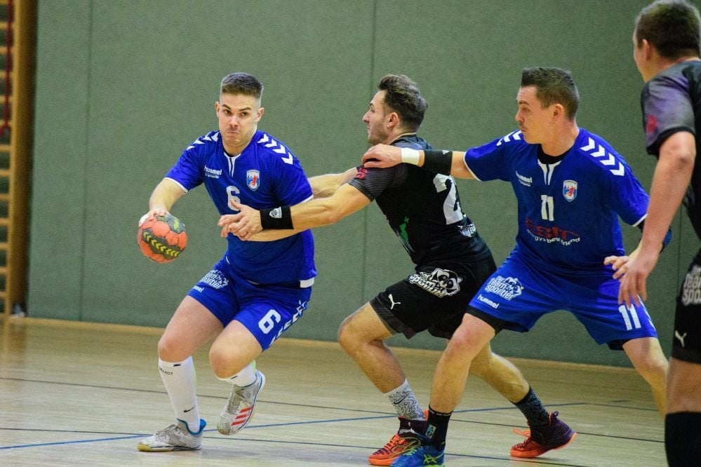 Marcus Födisch (l.), hier im Spiel gegen Weißenfels, war mit sieben Treffern erfolgreichster Werfer der HCB-Reserve in der Verbandsliga gegen Zerbst. Rechts im Bild: Christian Haufe (Nummer 11).