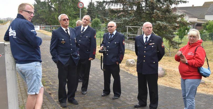 Gallins Vize-Feuerwehrchef Mario Schulze (l.) erläutert der Alters- und Ehrenabteilung aus Berlin-Pankow die Hochwasserschutzanlagen im Ort.