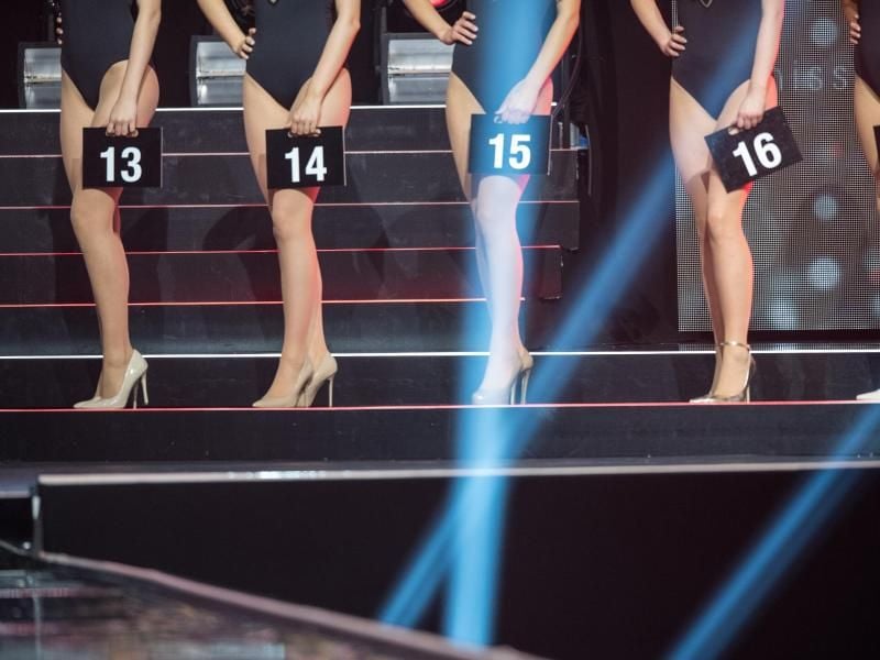 Kandidatinnen stehen während der Wahl der „Miss Germany 2018” auf der Bühne. Foto: Sebastian Gollnow