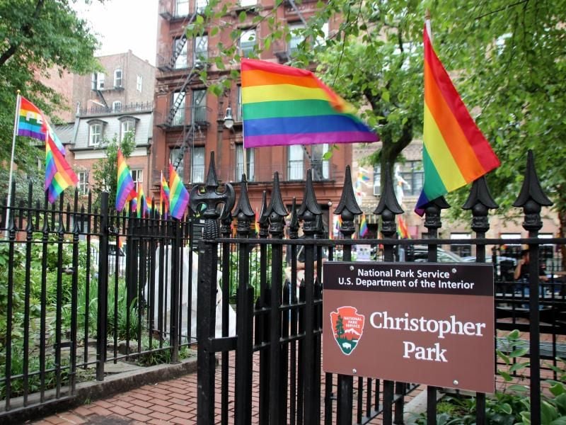 Der Christopher Park gegenüber dem „Stonewall Inn” ist mit Regenbogenfahnen geschmückt. Foto: Christina Horsten