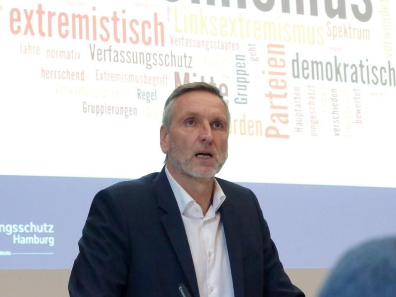 Torsten Voß, Leiter des Hamburger Verfassungsschutzes, spricht bei einer Veranstaltung. Foto: Bodo Marks/dpa/Archivbild