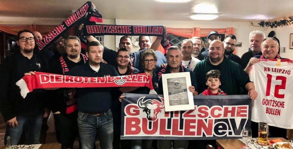 Freudenfeier beim Fanclub „Goitzsche Bullen“ in der Holzweißiger Sportgaststätte