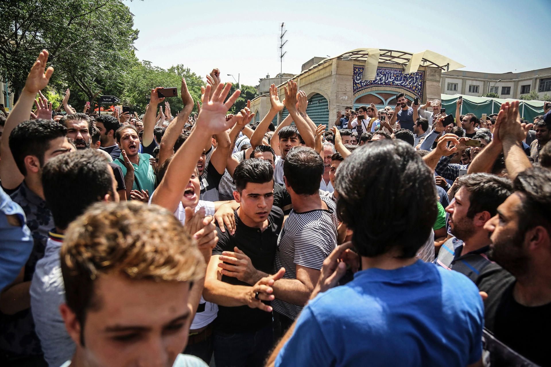 Teilnehmer einer Demonstration in Teheran im Jahr 2018. Navid Afkari soll im Rahmen einer solchen Demonstration einen Sicherheitsbeamten getötet und die Tat auch gestanden haben.