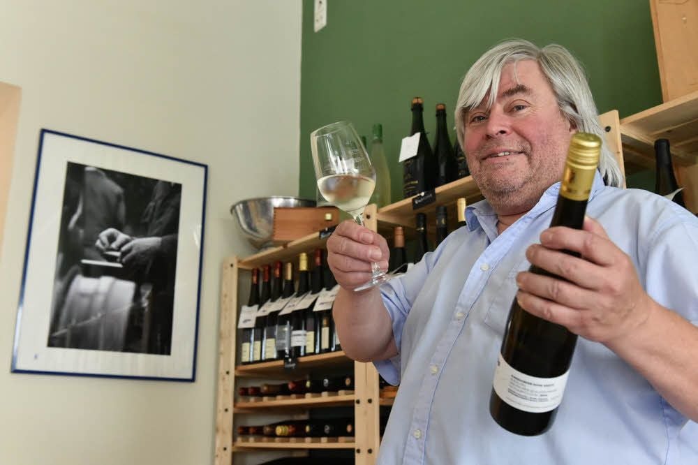 Weinhändler Reiner Albert Huppenbauer führt seit Mai die Vinothek im Naumburger Steinweg.