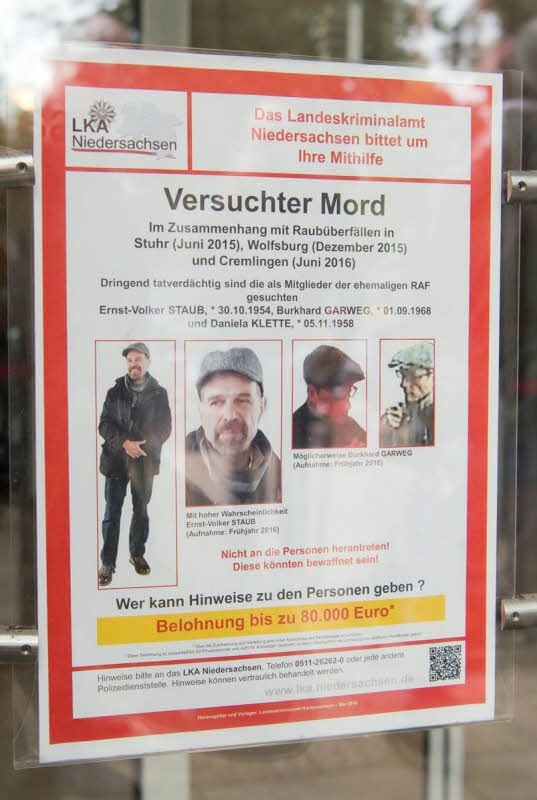 Mit Fahndungsplakaten sucht die Polizei nach den drei früheren RAF-Terroristen Ernst-Volker Staub, Burkhard Garweg und Daniela Klette.