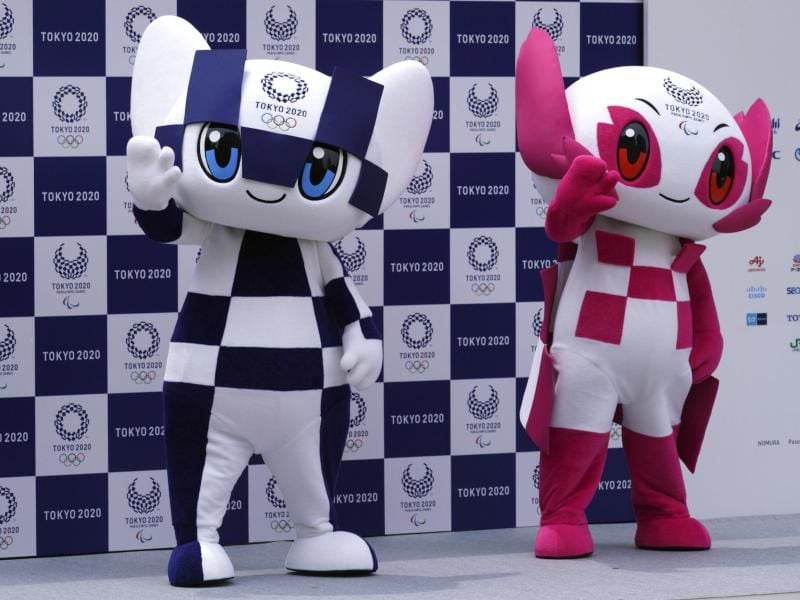„Miraowa” (l) und „Somenty” heißen die Maskottchen für die Sommerspiele und die Paralympics 2020. Foto: Eugene Hoshiko/AP