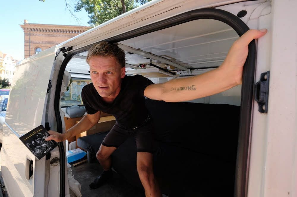 Schreiben unterwegs: Im Tour-Bus seiner Band kommt Axel Kores auch mit seinen Erzählungen voran.