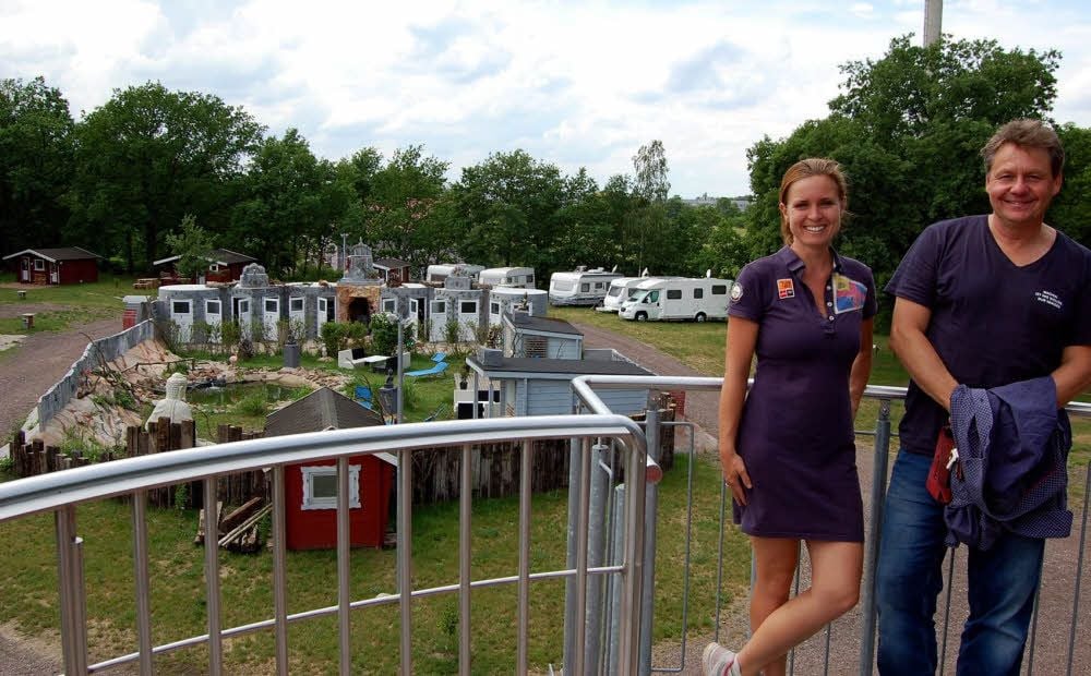 Campingplatzchefiin Nicole Dirscherl und Anselm Franz von der Firma Veloform genießen die Aussicht auf den Wellnesstempel.