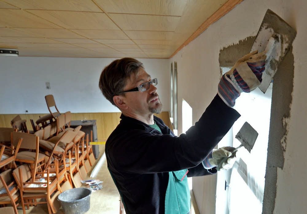 Gemeindearbeiter Jens Stieber bei Arbeiten in der Trauerhalle auf dem Friedhof in Winningen.