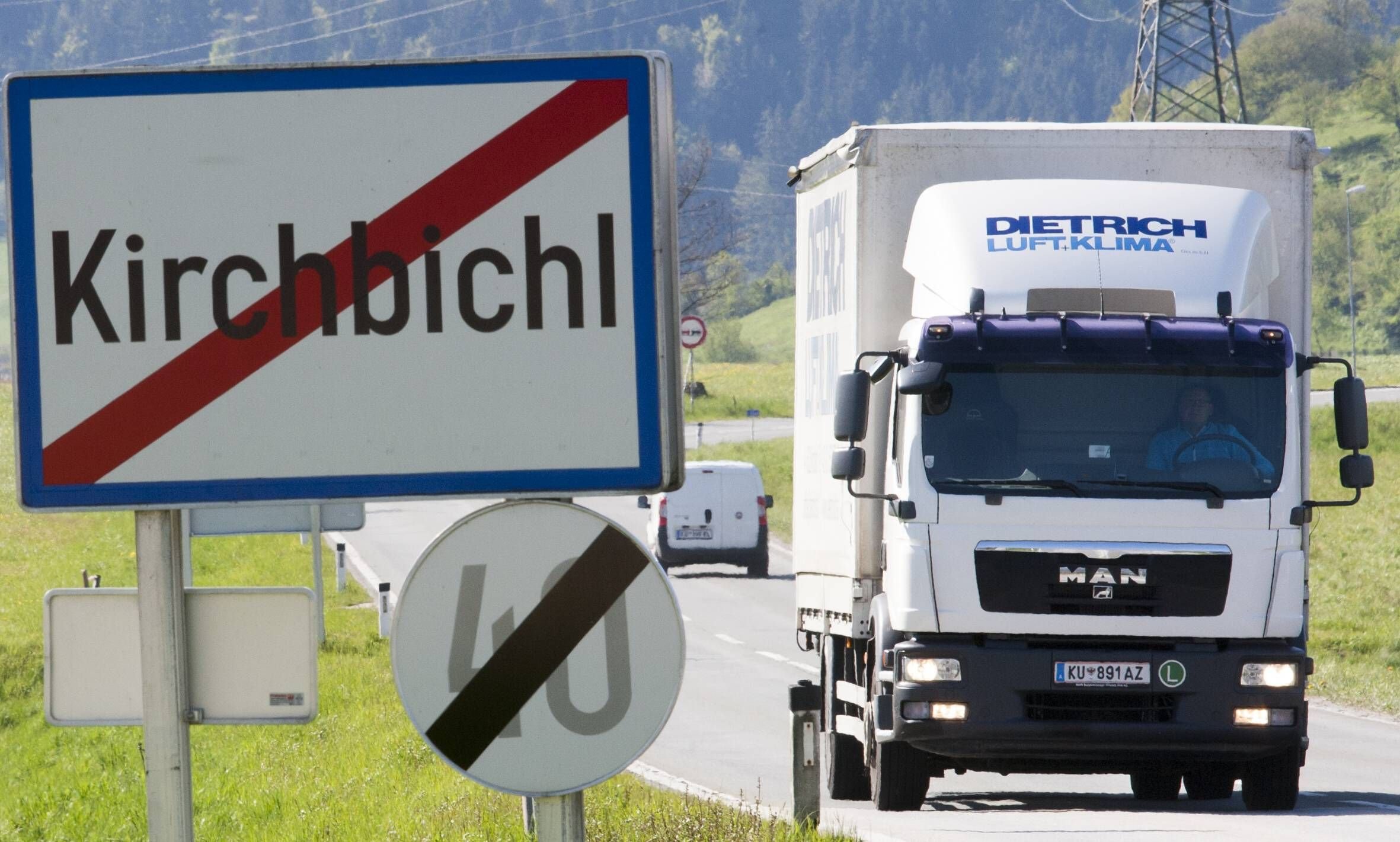 Ein Lkw verlor während der Fahrt eine Abdeckplane.