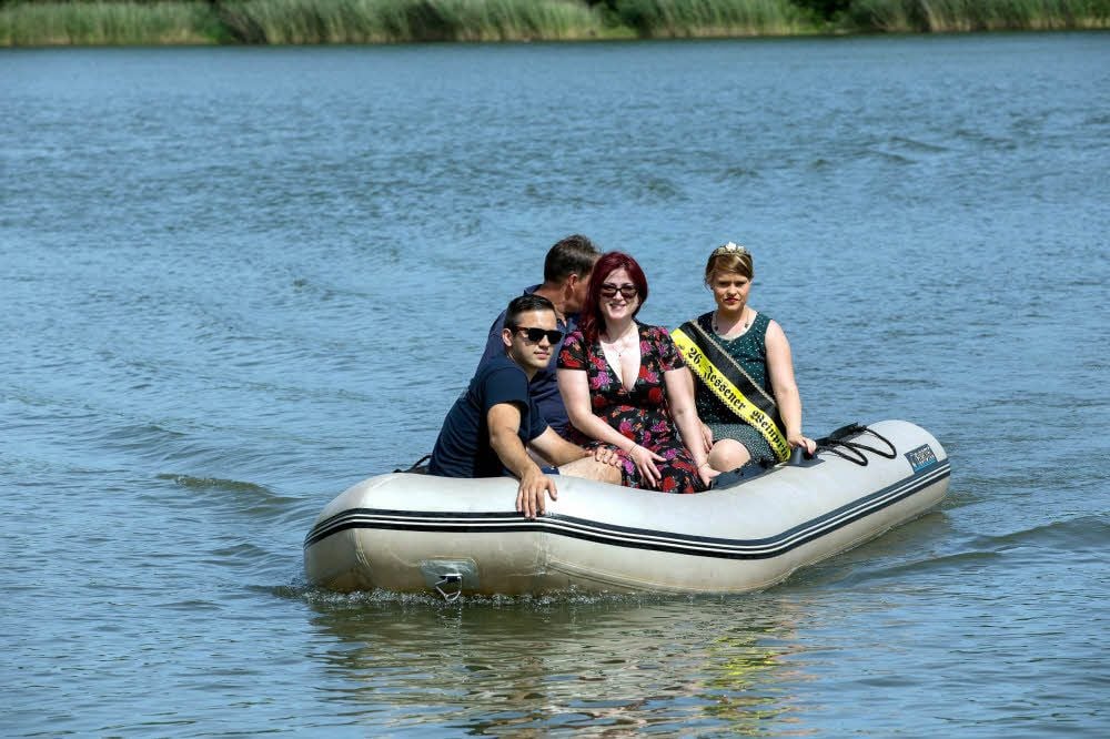 Der 26. Jessener Weinprinzessin (rechts) spendierte die Feuerwehr der Elsterstadt beim Air Force Beach Fest in Brandis eine Bootstour.