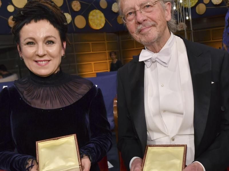 Doppelte Vergabe: Olga Tokarczuk aus Polen (l) und Peter Handke aus Österreich mit ihren Medaillen bei der Nobelpreisverleihung. Foto: Jonas Ekstromer/TT NEWS AGENCY/AP/dpa/Archiv