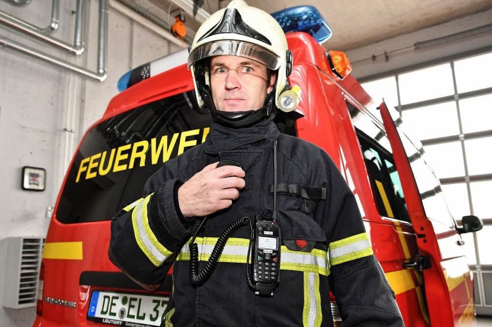 Andreas Feige. Das Funkgerät ist immer dabei.