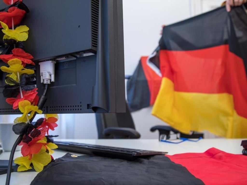 WM-Stimmung am Arbeitsplatz ist erstmal nicht verboten - wer im Büro Fußball schauen will, braucht dazu aber die ausdrückliche Erlaubnis vom Chef. Symbolfoto: Christin Klose