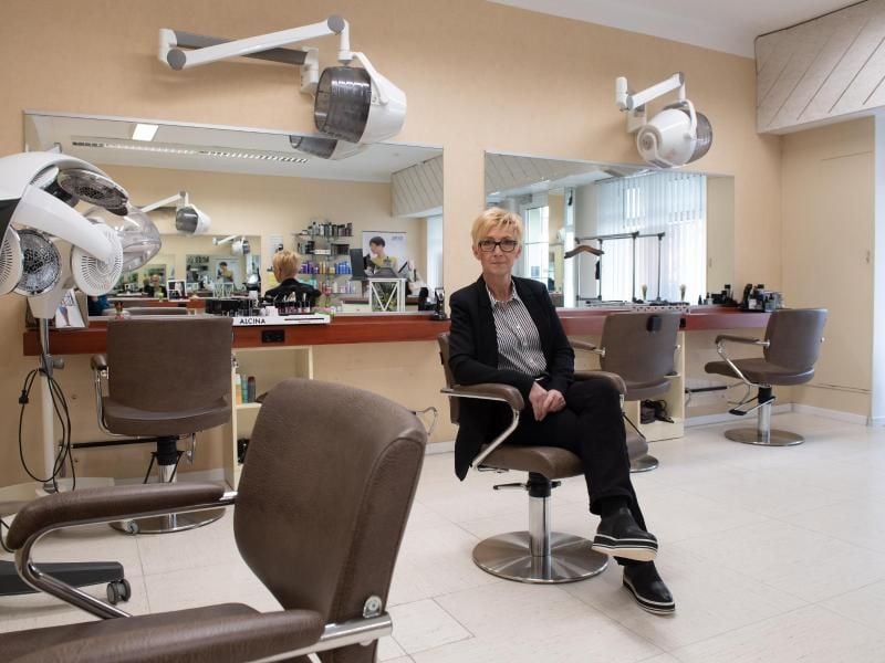 Gerade das Friseurhandwerk leidet wegen der Schließungen unter der Krise - wie hier ein Salon in Göttingen. Foto: Swen Pförtner/dpa