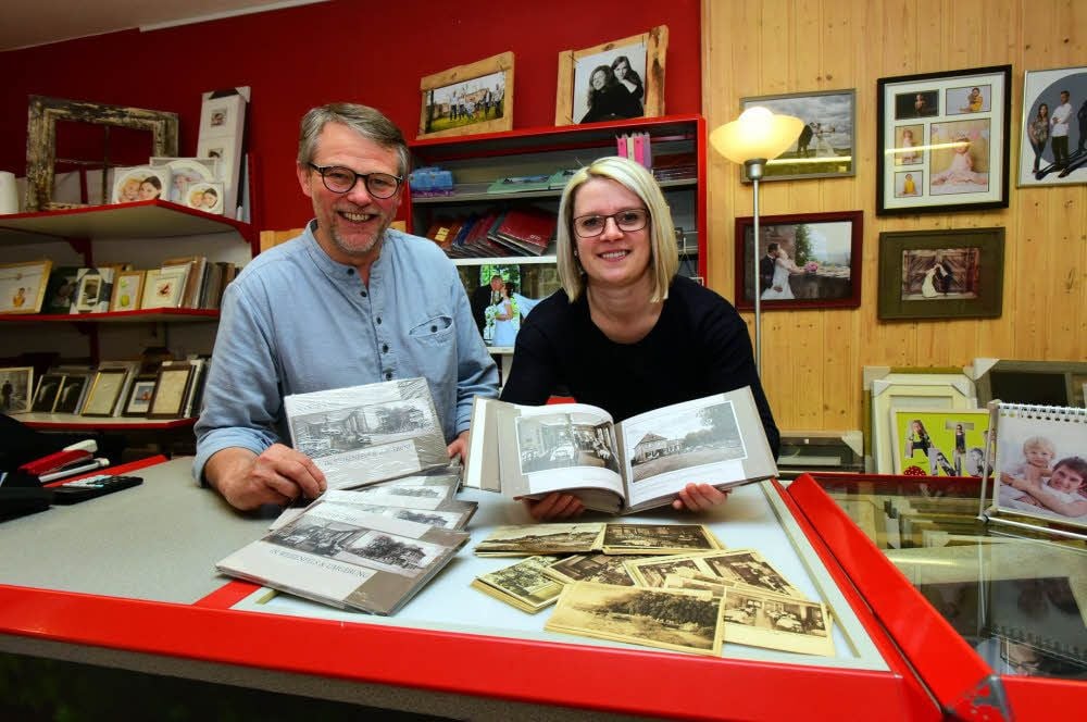 Ulrich Schröder und Mitarbeiterin Silvana Gent zeigen das Buch über historische Gaststätten in Weißenfels.