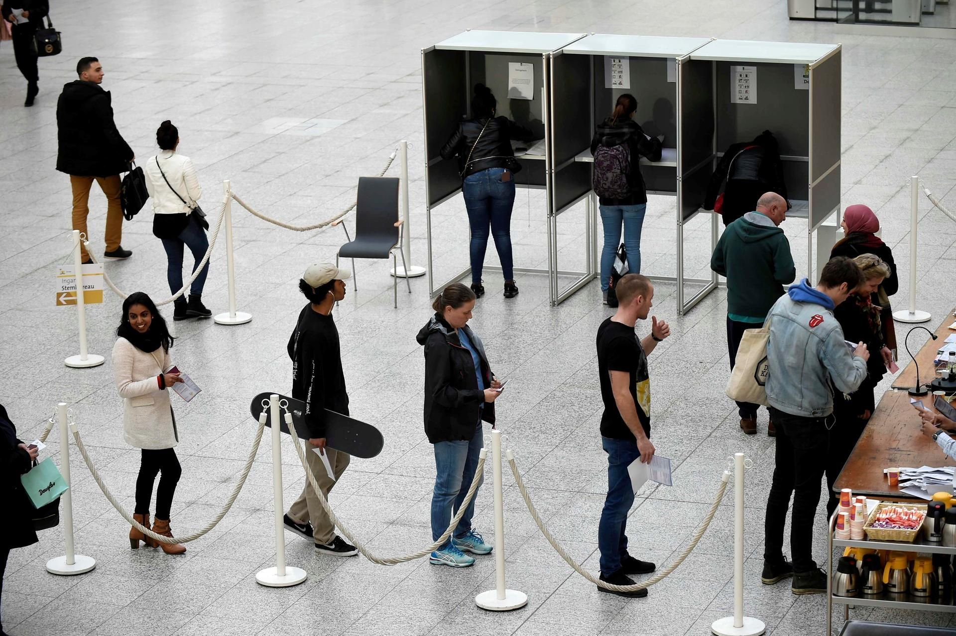 In Den Haag stehen – wie fast überall im Land – die Wähler Schlange, um ihr Kreuz zu machen.