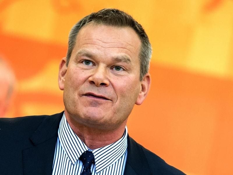 Der Oberbürgermeister von Marburg, Thomas Spies (SPD), blickt in den Plenarsaal des hessischen Landtags. Foto: picture alliance / dpa / Archivbild