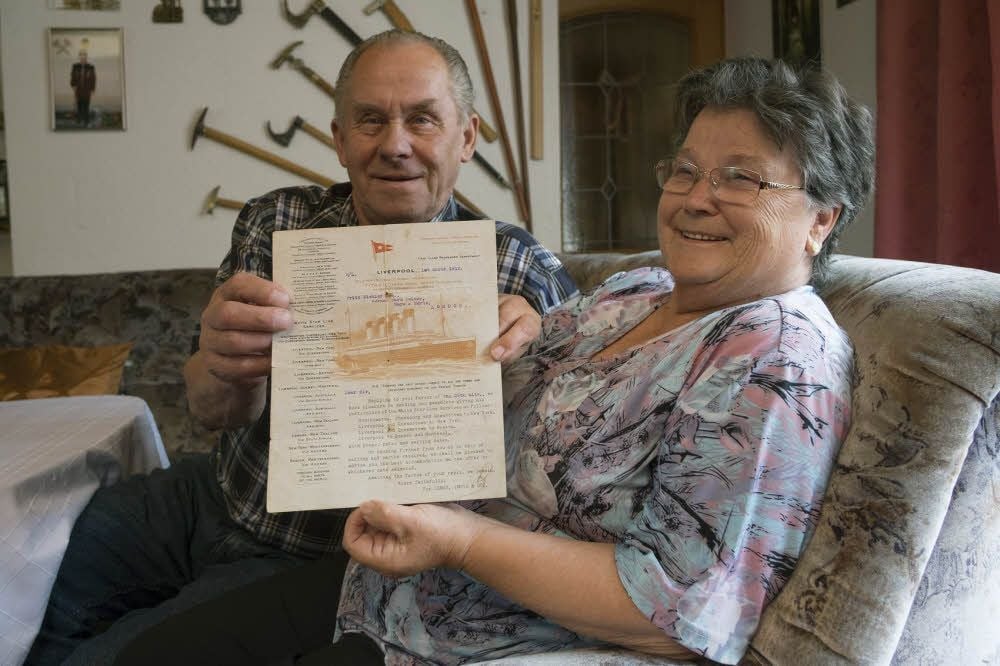 Adoptivtochter Ursula Hönig und ihr Mann Horst zeigen das Original des Antwortschreibens der Schifffahrtsgesellschaft.