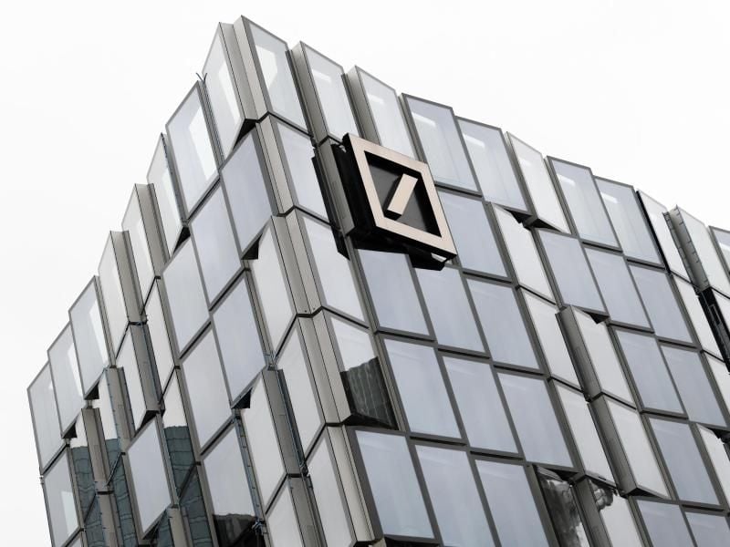 Frankfurt am Main: Das Logo der Deutschen Bank steht auf dem neuen Sitz der Fondstochter DWS. Foto: Arne Dedert/Illustration