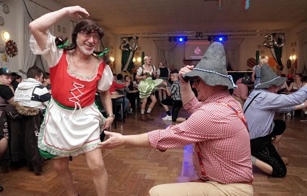 Das Männerballett bildete nach dreistündigem Programm den Höhepunkt. Selbst Präsident Robert Brandt (71) tanzte im Dirndl mit.