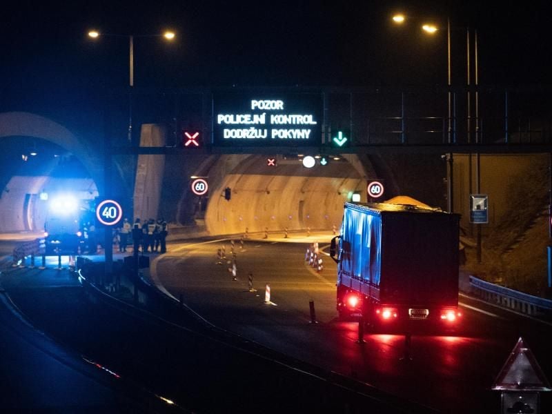 Polizisten stehen vor einem Tunnel auf der Autobahn D8 Dresden - Prag. Tschechien schließt seine Grenzen weitgehend für Ausländer aus mehreren europäischen Ländern. Foto: Sebastian Kahnert/dpa-Zentralbild/dpa