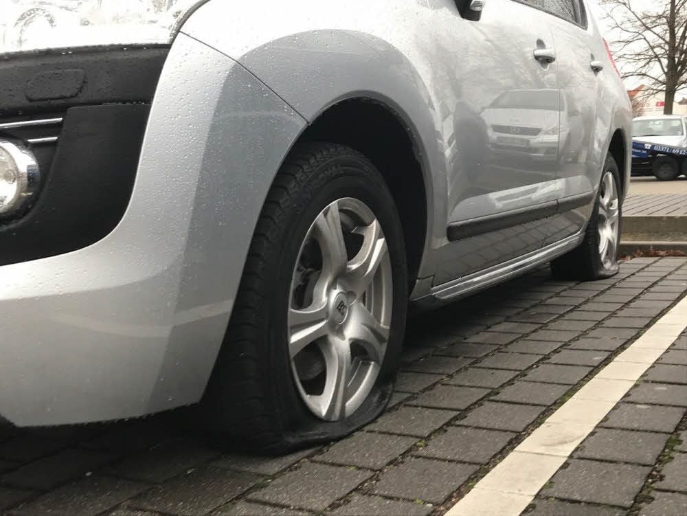Eines der Autos, dessen Reifen zerstochen wurden.