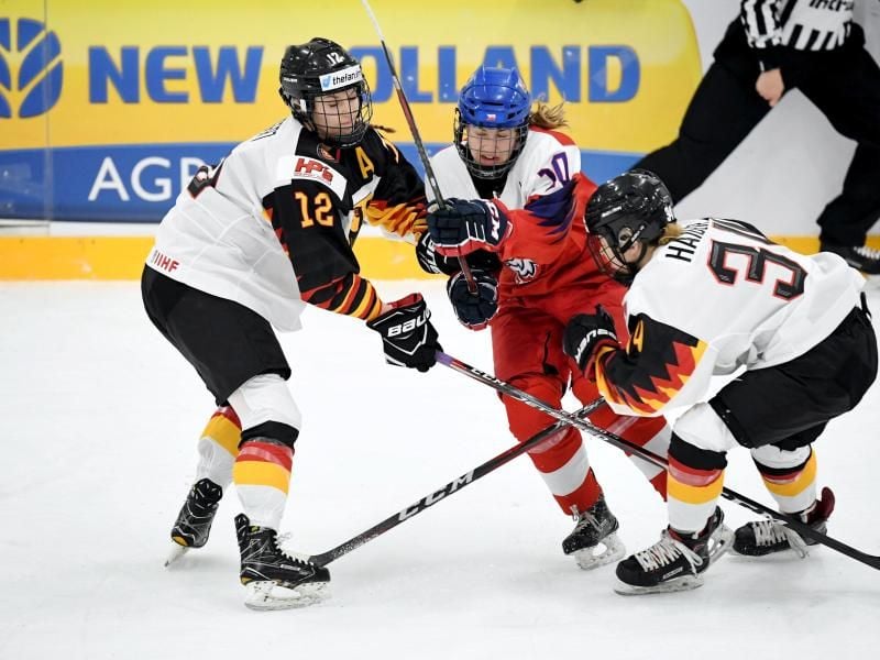 Anna Fiegert (l) und Celina Haider versuchen die Tschechin Denisa Krizova (M) zu stoppen. Foto: Antti Aimo-Koivisto/Lehtikuva