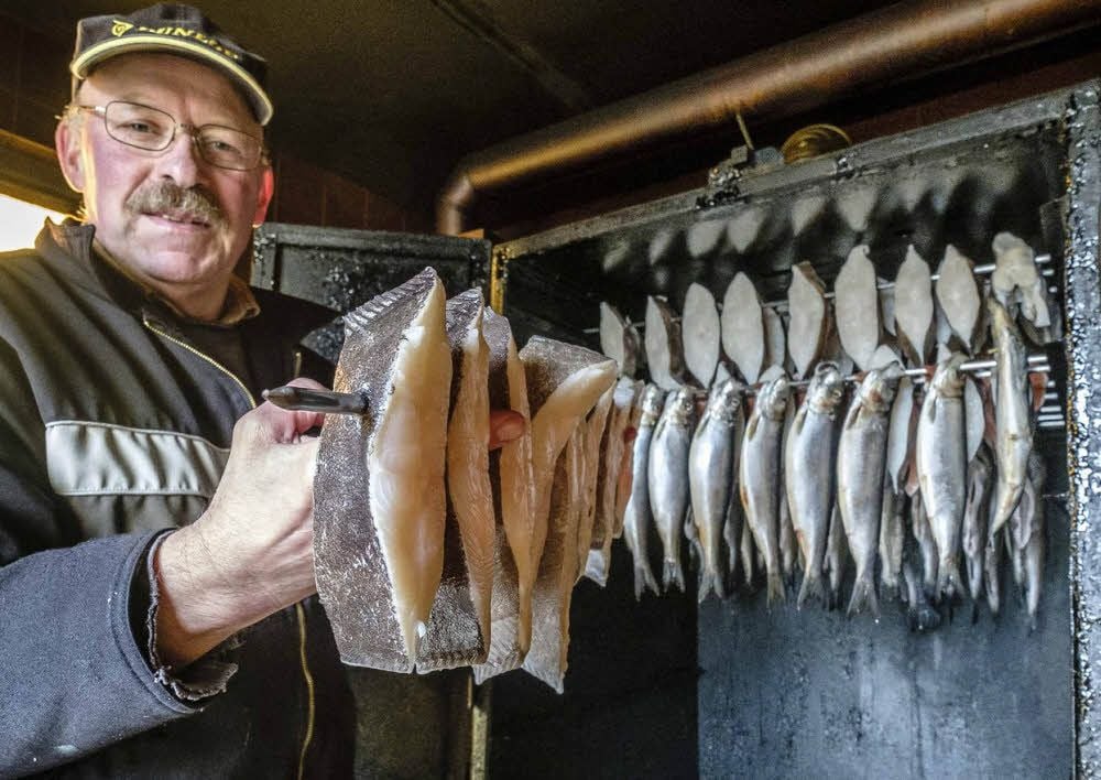 Am Dienstag ist Räuchertag bei Klaus Pinkert in Horstdorf. Neben dem, was er selbst aus dem Wasser holt, verkauft der Fischer auch dazu gekaufte Forellen und Seefisch in seinem Hofladen.