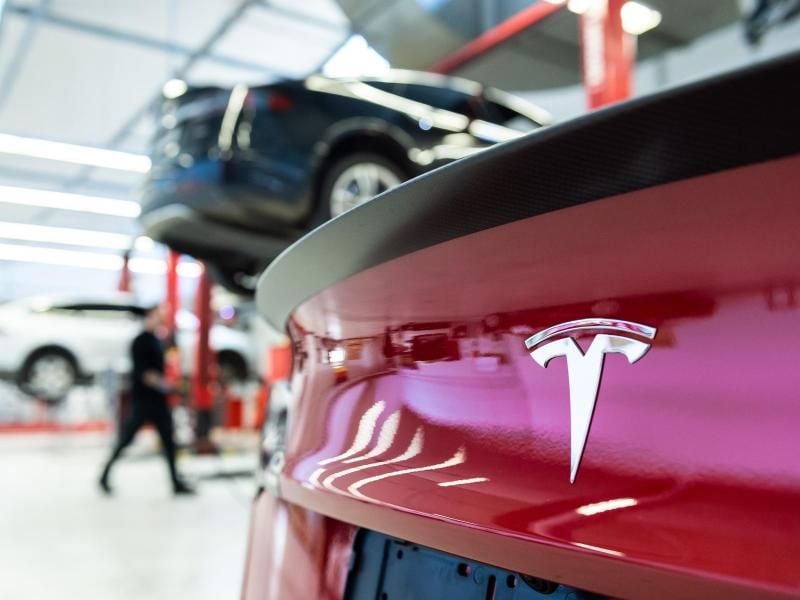 Ab sofort mit höherer Kaufprämie: Ein Tesla in einem Service Center in Frankfurt am Main. Foto: Silas Stein/dpa