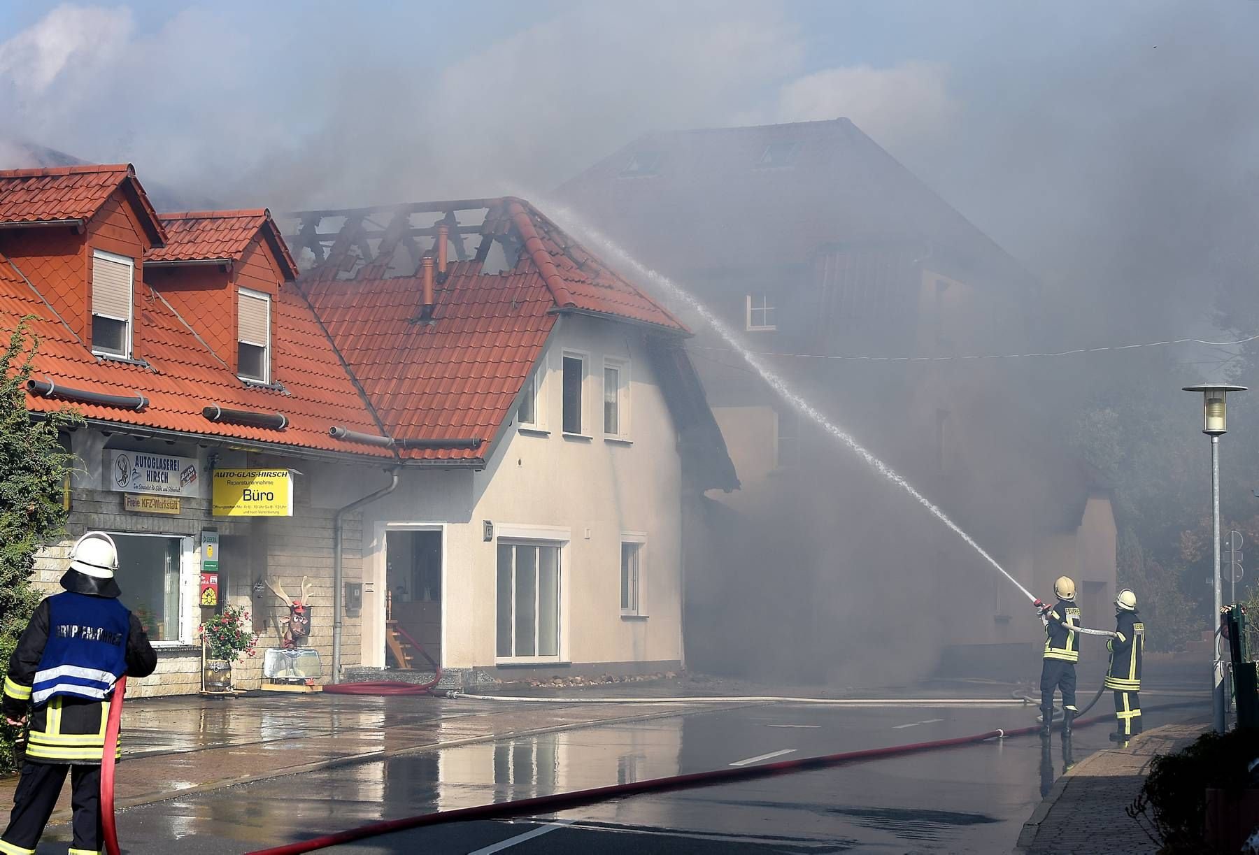 In Kanya hat eine Autowerkstatt gebrannt, die Flammen griffen auch auf ein Wohnhaus über.