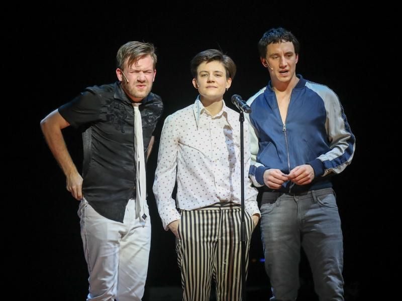 Nico Holonics (l-r), Carina Zichner und Laurence Rupp spielen in Stuckrad-Barres Stück. Foto: Jörg Carstensen