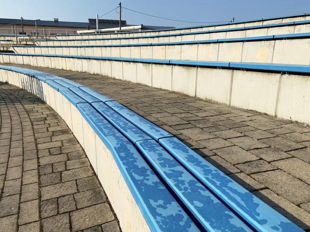 Nicht alle Plätze auf der Tribüne dürfen genutzt werden.