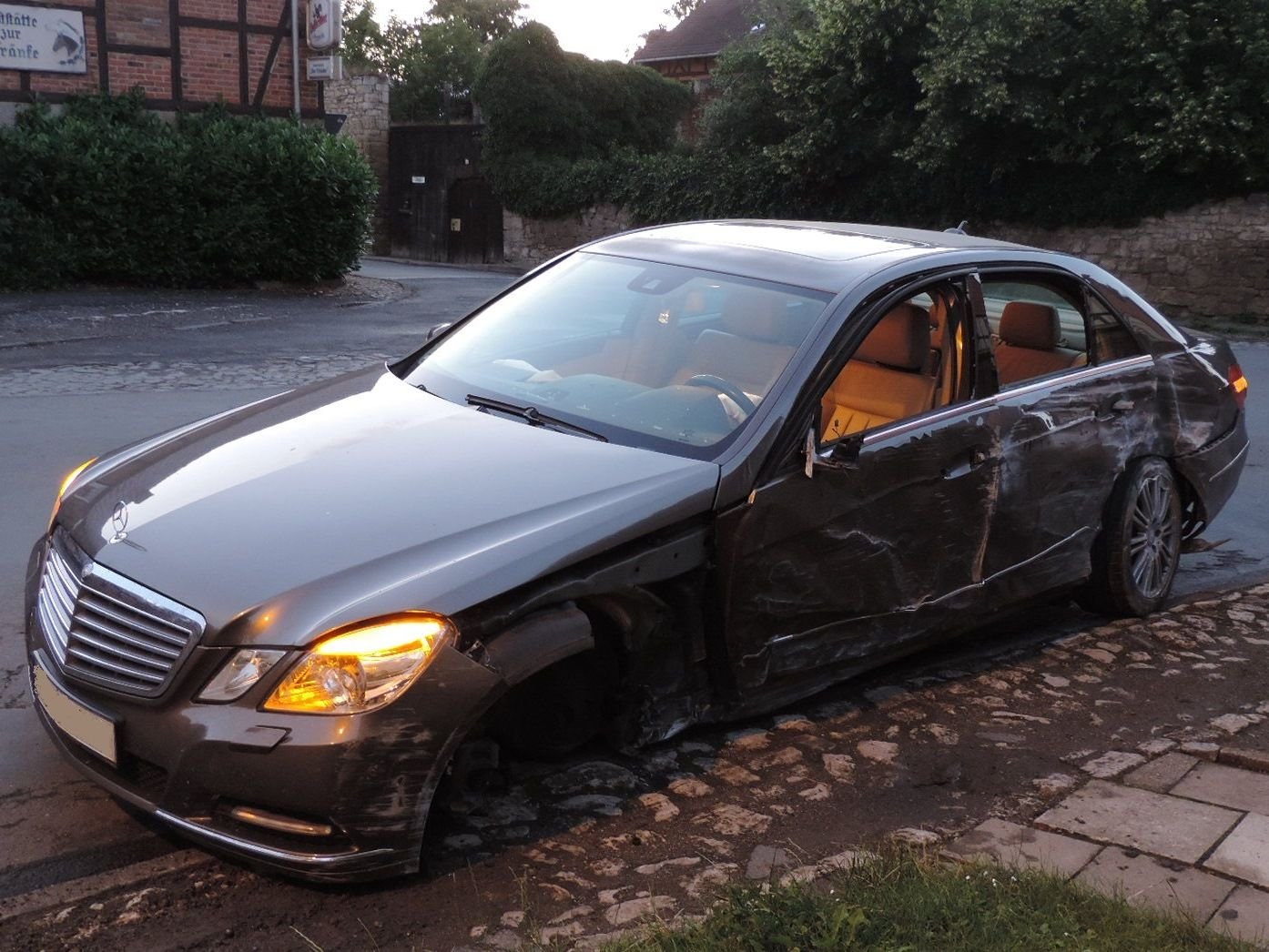 Der demolierte E-Klasse-Mercedes steht nach dem Unfall in Deesdorf, einem Ortsteil von Wegeleben.