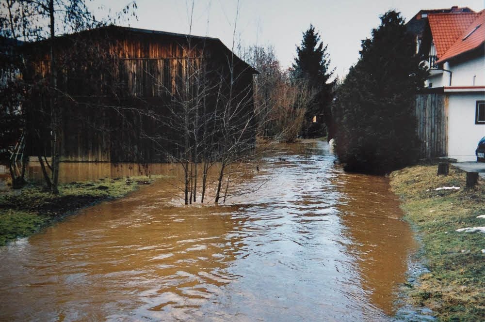 Beim Hochwasser im Juni 2013 trat die Schnauder über die Ufer. Jetzt soll links hinter dem Holzschuppen eine neue Kläranlage gebaut werden - mitten hinein in das Überflutungsgebiet.