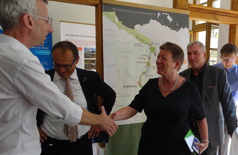 Umweltministerin Claudia Dalbert begrüßt den Projektleiter Heiko Schumacher, Leiter des Bereichs Biodiversität der Stiftung. Hinter ihr Michael Beier, Geschäftsführender Vorstand der Stiftung. Mitte: Vize-Landrat Jörg Hartmann
