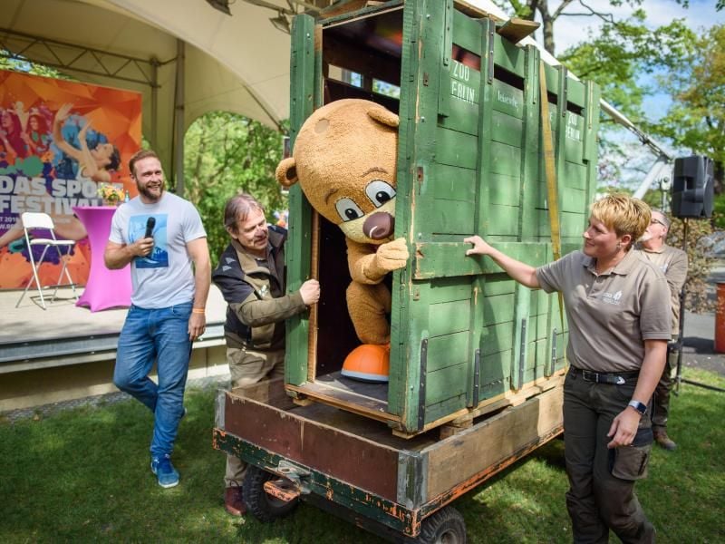 Robert Harting präsentiert im Zoologischen Garten Berlino, das Maskottchen der Leichtathletik-EM 2018. Foto: Gregor Fischer