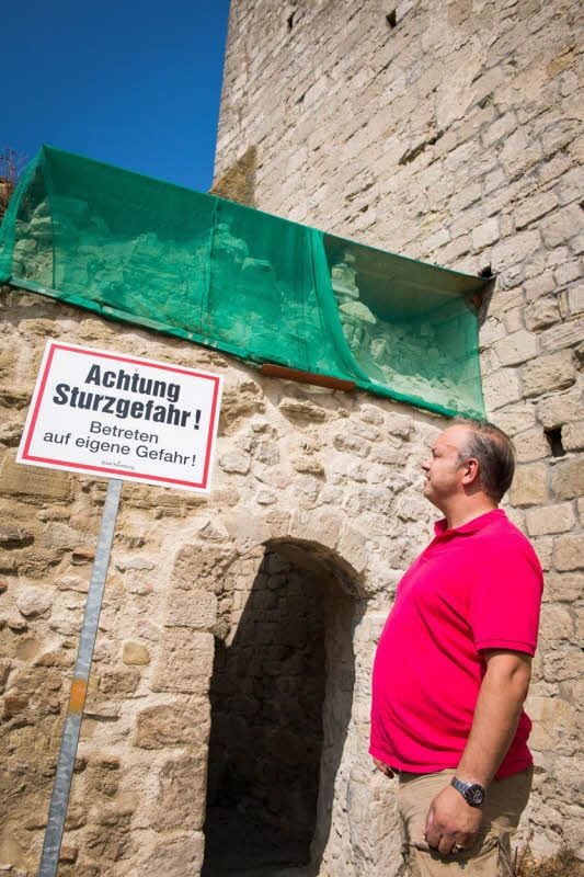 Ein Netz soll vor Schlimmeren bewahren, Burg-Wirt Thiemo von Creytz hofft es.