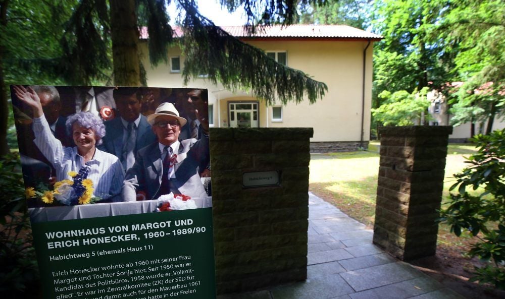 Erst mehr als zweieinhalb Jahrzehnte nach dem Auszug von Margot und Erich Honecker aus dem möblierten Haus in der Waldsiedlung wurde vor Haus 11 des ehemaligen „Götterghettos“ eine Informationstafel zur Geschichte angebracht.