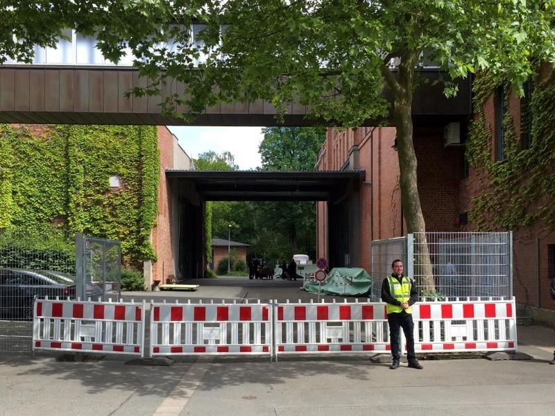 Sicherheitsleute beim Festspielhaus in Bayreuth. Foto: Britta Schultejans