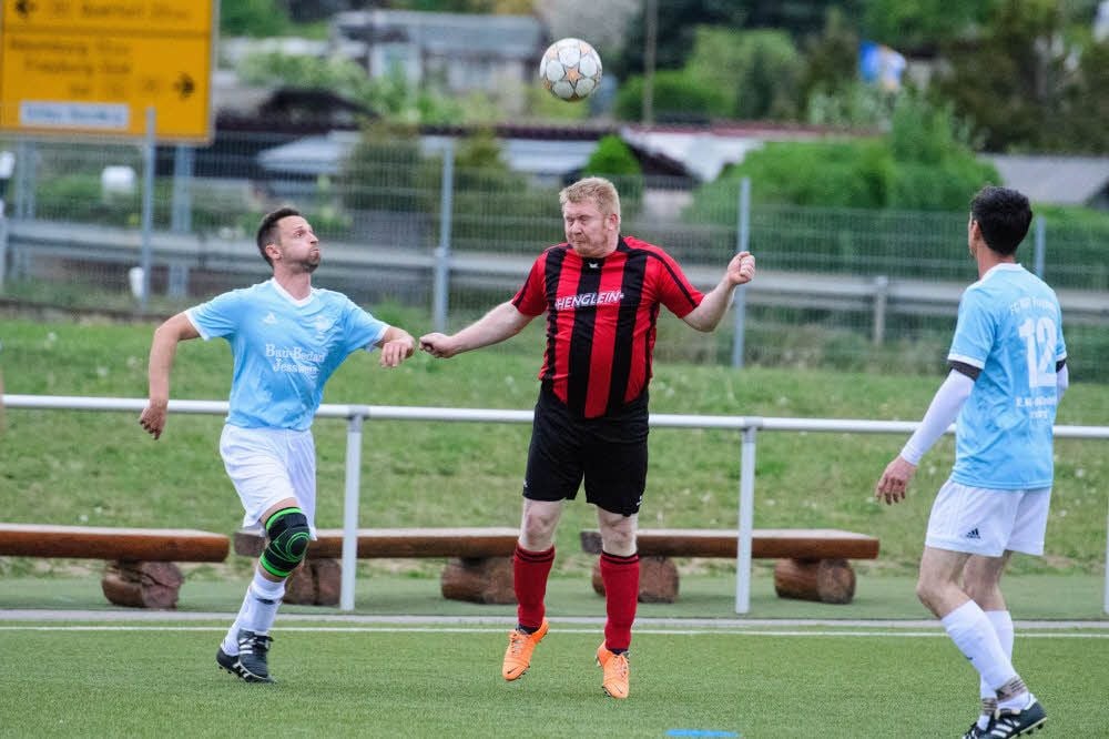 Der Freyburger Enrico Brehme (l.) beobachtet diesen Kopfball von Fortuna-Akteur Sören Kobinger. Die gastgebenden RSK-Oldies gewannen diese Partie mit 3:2.