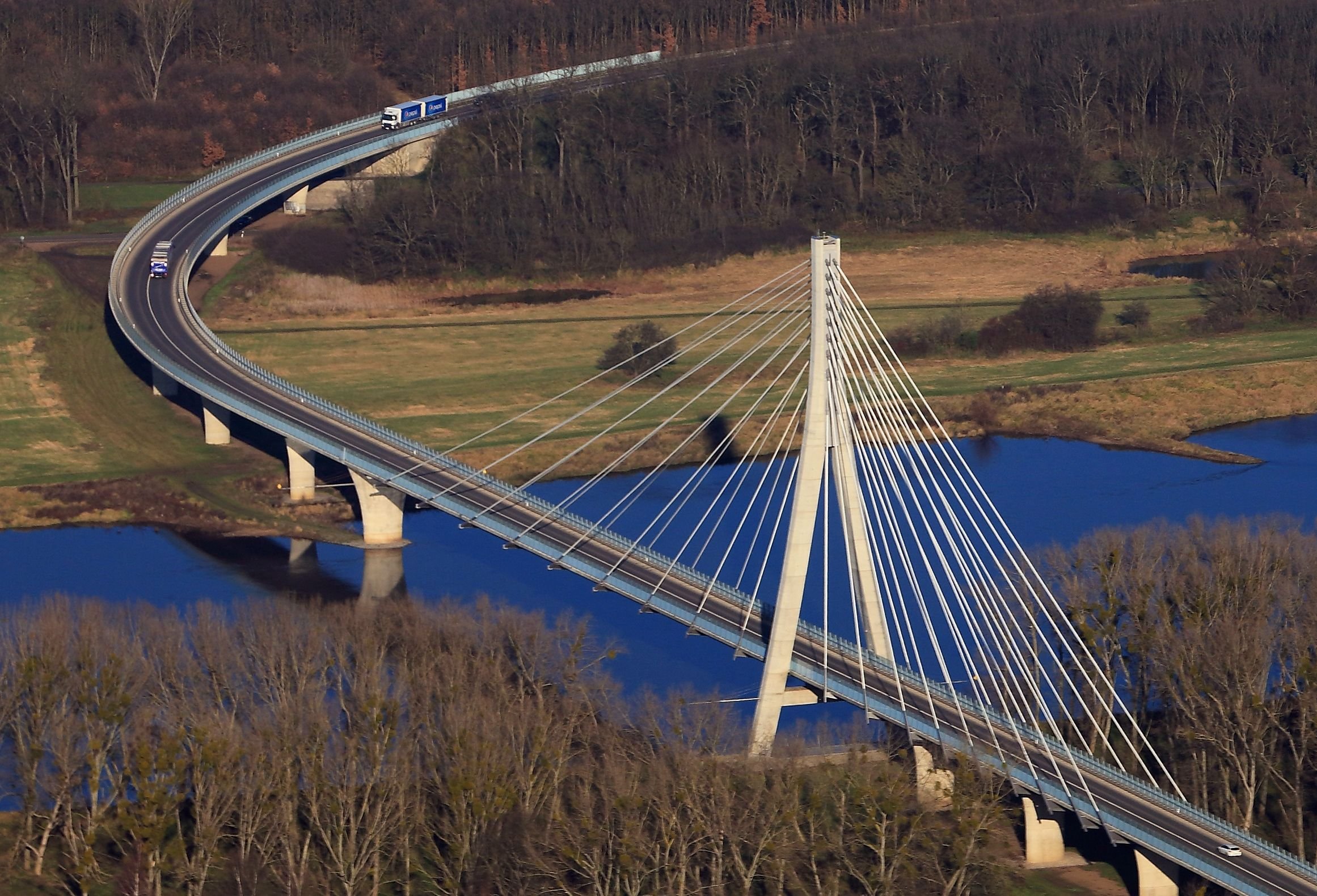 Über die Elbauenbrücke in Schönebeck (Salzlandkreis) führt die Bundesstrasse 246a über die Elbe.